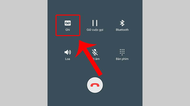 Khi người nghe nhấc máy bạn nhấn vào Ghi trên màn hình