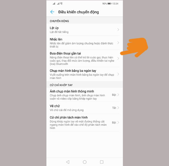 Đưa điện thoại lên gần tai