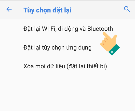 Bước 4: L&uacute;c n&agrave;y hệ thống thiết bị sẽ hiển thị danh s&aacute;ch c&aacute;c t&iacute;nh năng đặt lại thiết bị m&agrave; bạn c&oacute; thể lựa chọn, bạn sẽ nhấn chọn v&agrave;o Đặt lại Wi-Fi, di động v&agrave; Bluetooth.