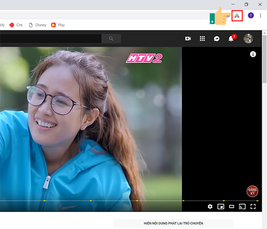 Mở phim bạn muốn coi và chọn biểu tượng Hola Video Accelerator ở góc trên bên phải màn hình.
