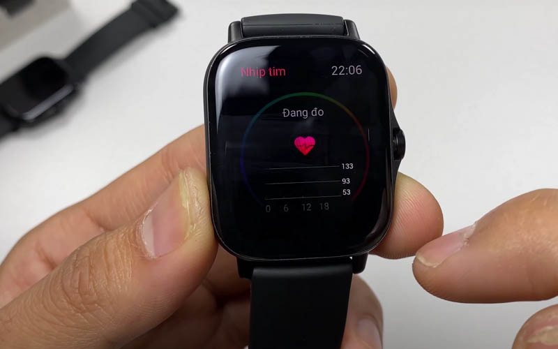 Màn hình sẽ hiển thị các thông số đo nhịp tim