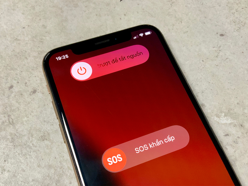 Khởi động lại iPhone và tải lại ứng dụng