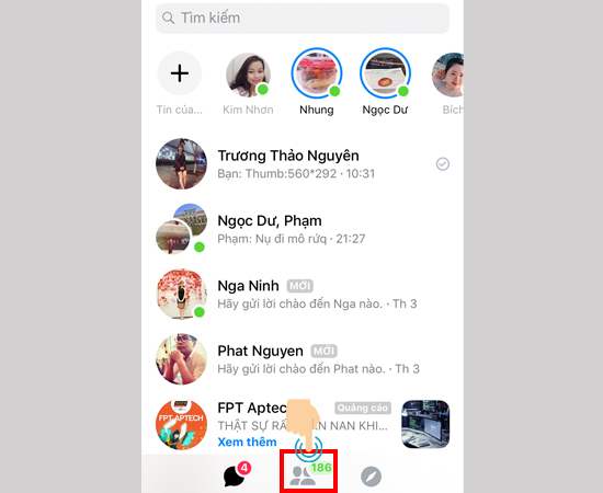 Trong Messenger, chọn " Danh bạ"