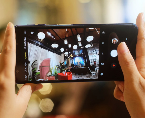 2. Khái niệm về camera góc rộng.  Đây là chiếc camera trên smartphone được hỗ trợ thêm ống kính phụ để giúp tăng góc nhìn rộng hơn và có thể lấy nét được các vật xa hơn đưa vào khung ảnh, có thể giúp người dùng có thể dễ dàng bắt trọn được một khung cảnh rộng hơn, toàn vẹn hơn.