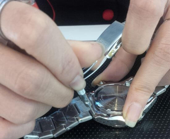 Hướng dẫn cách tự tháo và thay dây đồng hồ đơn giản, có thể làm ở nhà