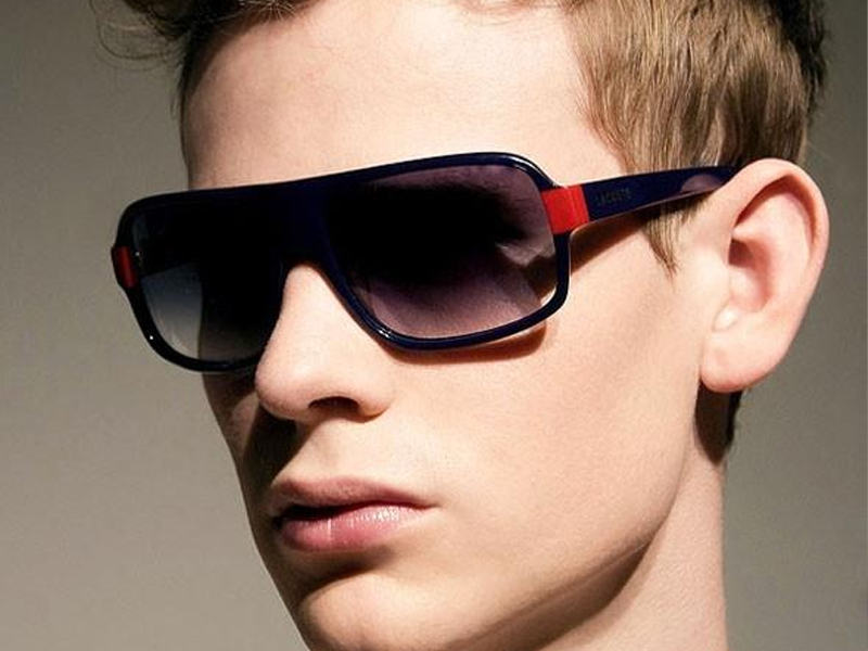 Kính râm oversize hoặc kính wayfarer phù hợp với nam mặt hình chữ nhật