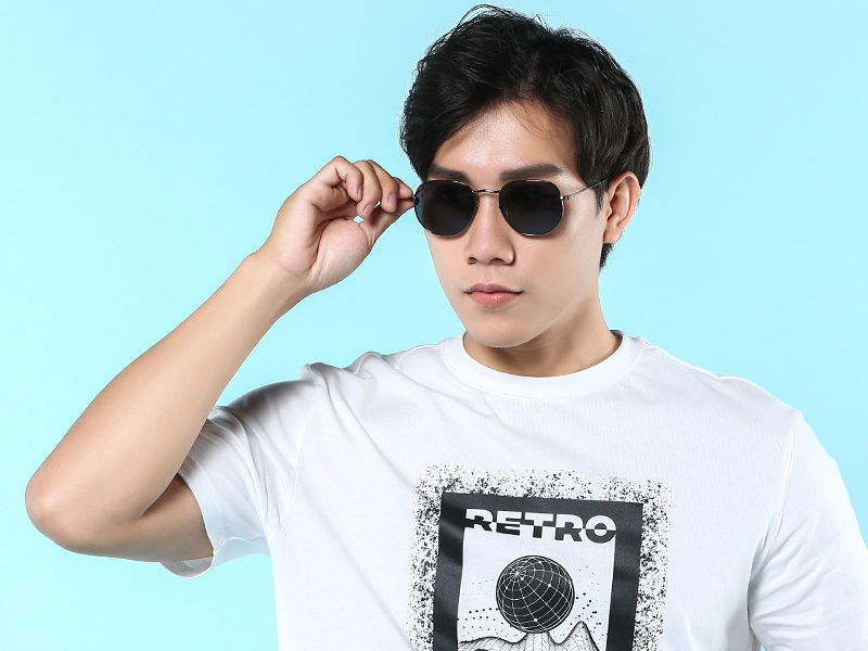 Mặt kim cương nên chọn kính hình trái xoan hoặc kính không gọng ở đáy