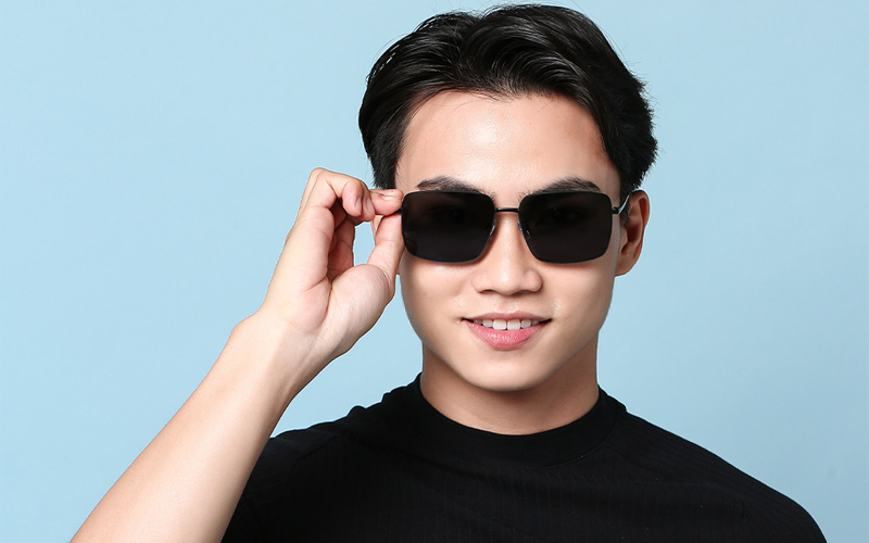 Nam mặt tròn nên chọn kính vuông vắn, ôm sát mặt
