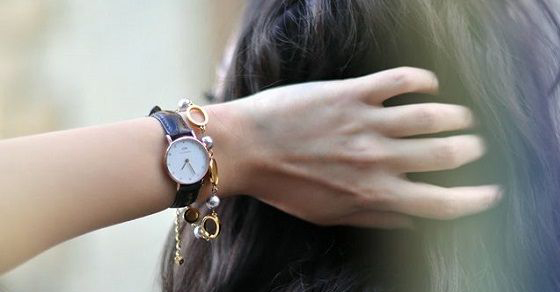 Nên đeo đồng hồ lỏng hay chặt, như thế nào là vừa tay?