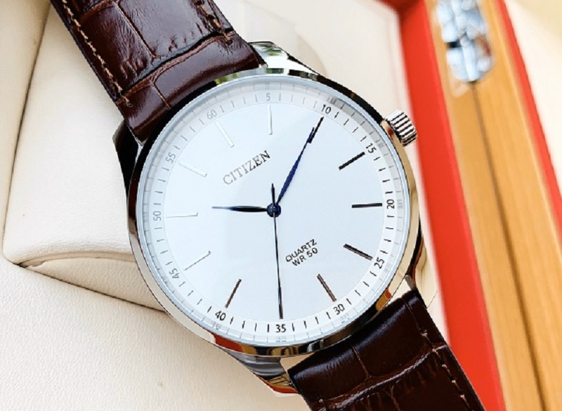 Tham gia lắp ráp bộ máy bên trong đồng hồ