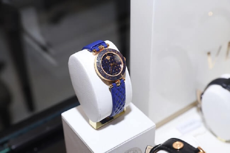 Hộp đựng và các giấy tờ liên quan