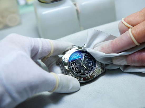 thay-pin-dh Vệ sinh, tháo lắp đồng hồ chính hãng