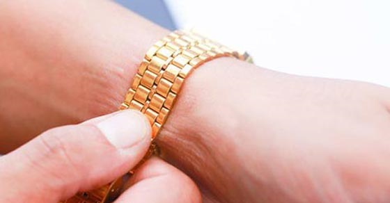 Nên đeo đồng hồ lỏng hay chặt, như thế nào là vừa tay?