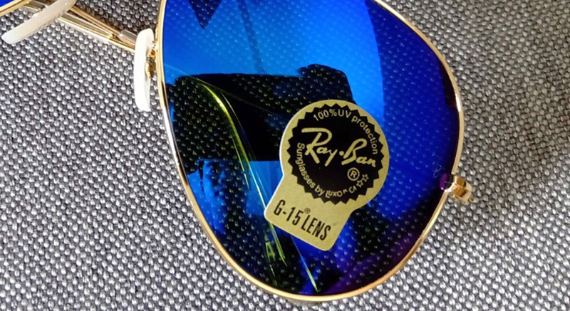 Tr&ecirc;n mắt k&iacute;nh c&oacute; tem nhỏ