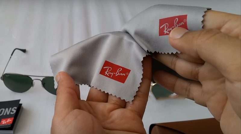 Khăn lau bụi ch&iacute;nh h&atilde;ng của bộ sản phẩm k&iacute;nh RayBan