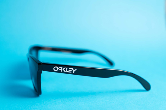 Cách nhận biết mắt kính Oakley hàng xịn, chính hãng