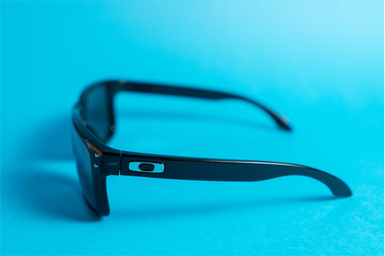 Cách nhận biết mắt kính Oakley hàng xịn, chính hãng