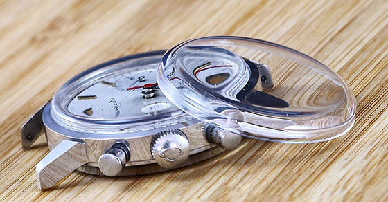 Nên chọn đồng hồ mặt đá sapphire hay kính cứng? Cách phân biệt?