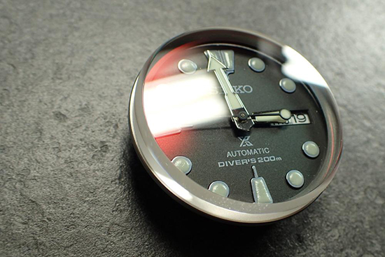 nen-chon-dong-ho-mat-da-sapphire-hay-kinh-cung-c