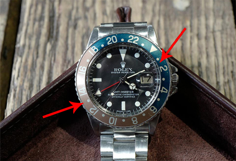 Chỉnh vòng xoay Bezel sao cho kim GMT (kim màu đỏ)