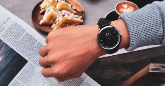 Vị trí đeo đồng hồ nào là đúng cho nam và nữ? Cách đeo đồng hồ chuẩn