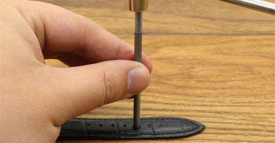 Hướng dẫn đục lỗ dây da đồng hồ tại nhà đúng cách, bền đẹp tại nhà