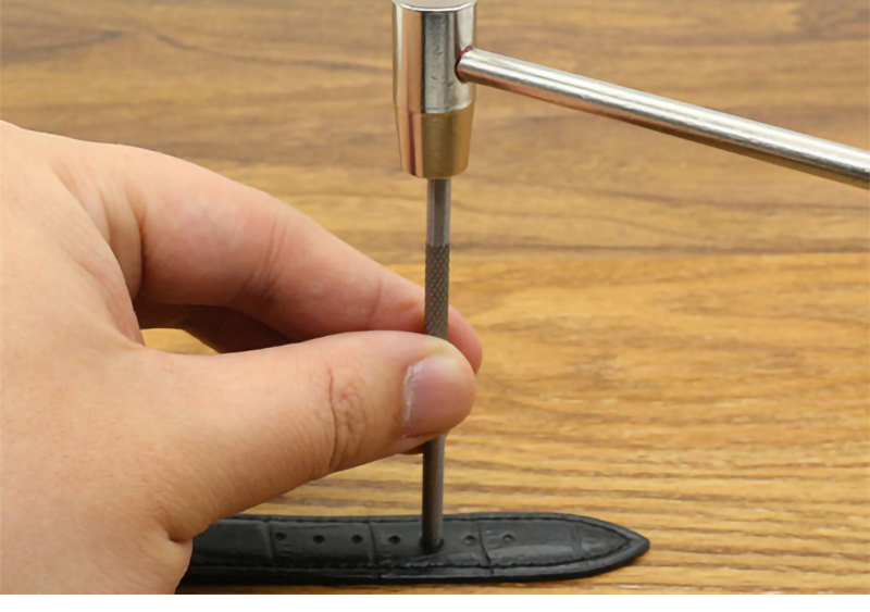 Bạn h&atilde;y để mũi đục v&agrave;o vị tr&iacute; đục lỗ v&agrave; sử dụng b&uacute;a mini đ&oacute;ng nhẹ l&agrave; xong