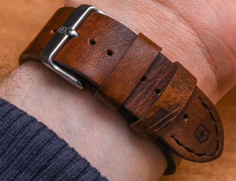 Đeo v&agrave;o tay để kiểm tra xem vừa cổ tay bạn chưa.