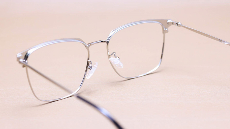 Cách đeo kính không bị tuột hiệu quả 100% và những lưu ý khi mua kính