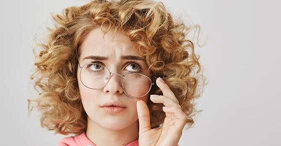 Cách đeo kính không bị tuột hiệu quả 100% và những lưu ý khi mua kính