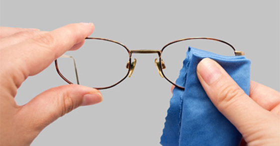 Cách tẩy keo trên gọng kính hiệu quả và nhanh chóng, bạn cần thử ngay