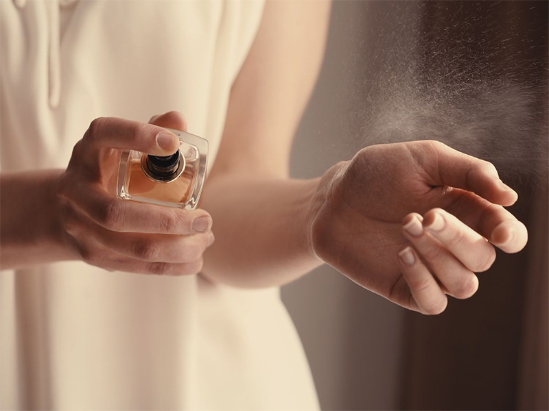 Tránh xịt trực tiếp nước hoa, mỹ phẩm vào vị trí đeo đồng hồ