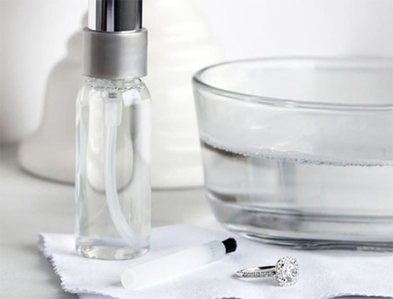 Vệ sinh bằng nước rửa trang sức