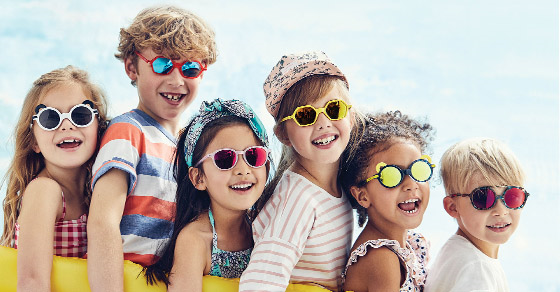 Các kiểu dáng, chất liệu kính mát phù hợp với trẻ theo từng lứa tuổi