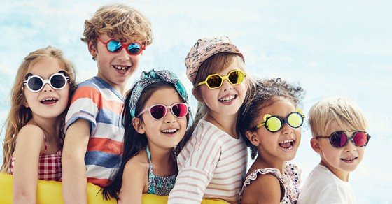 Những lợi ích khi cho trẻ đeo kính mát và các lưu ý khi chọn mua