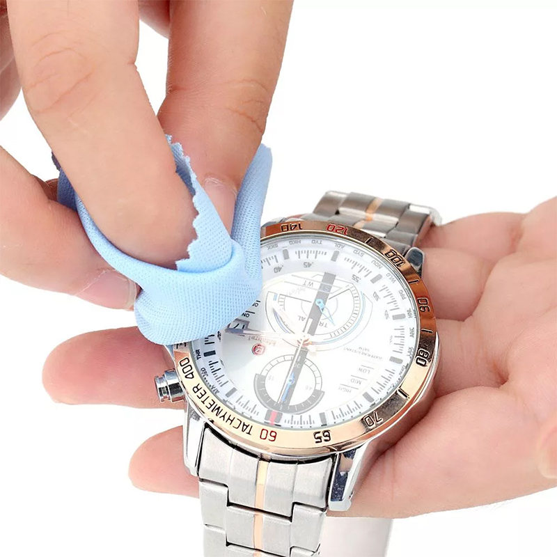 Cách loại bỏ vết xước trên dây đồng hồ kim loại