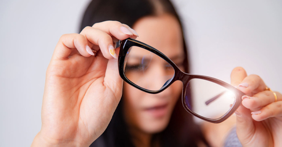 Thủ thuật cách đeo kính cận không bị dại mắt hiệu quả và an toàn