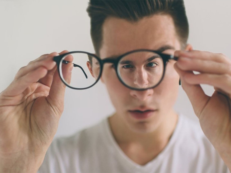 Mắt dại là gì? Vì sao đeo kính nhiều bị mắt dại? Cách làm mắt hết dại -  Thegioididong.com