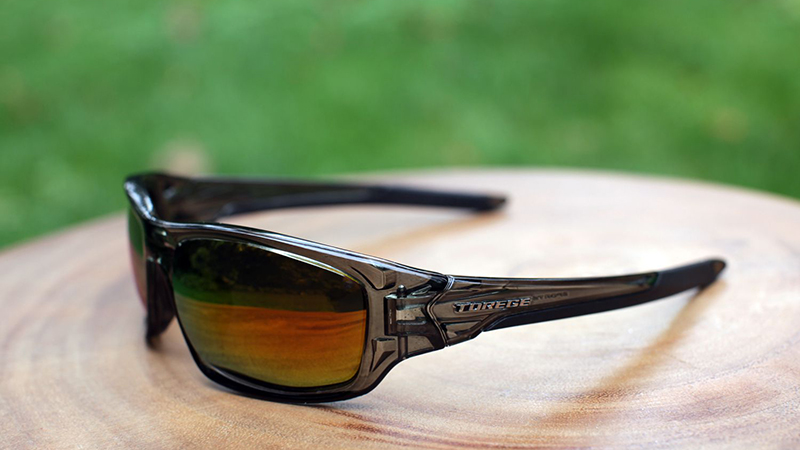 Điểm nổi bật ở kính golf Torege chính là gọng PC siêu bền, có thể uốn cong