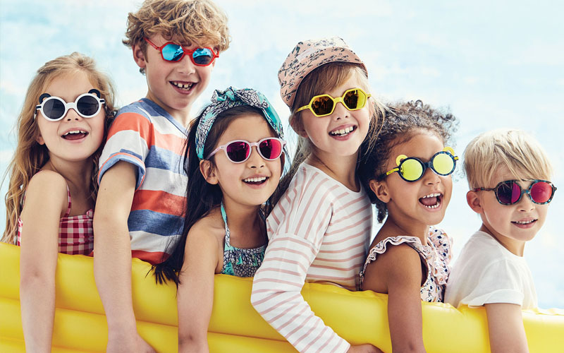 Chỉ cho b&eacute; đeo k&iacute;nh khi hoạt động ngo&agrave;i trời, kh&ocirc;ng n&ecirc;n đeo qu&aacute; l&acirc;u