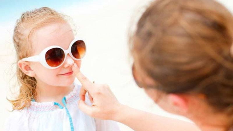 Thường xuy&ecirc;n kiểm tra k&iacute;nh mắt của trẻ