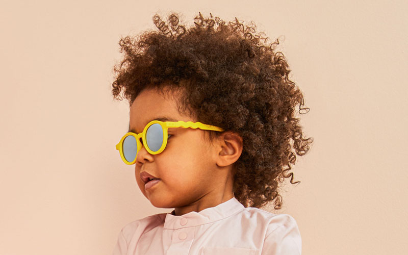 Chọn k&iacute;nh c&oacute; gọng bền, chắc chắn v&agrave; an to&agrave;n cho b&eacute;