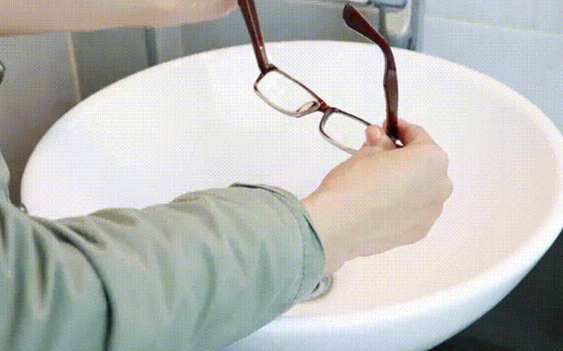  Dùng tay lắc nhẹ kính để vẩy sạch nước bám trên kính