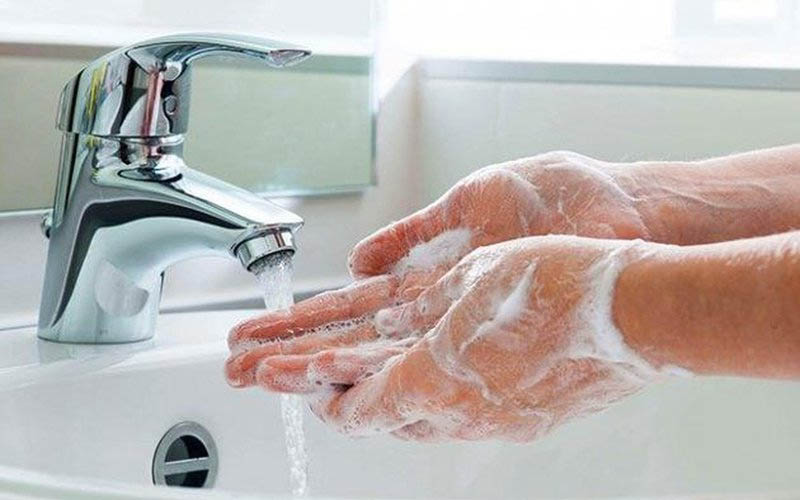 Rửa sạch tay thật kỹ với xà phòng 