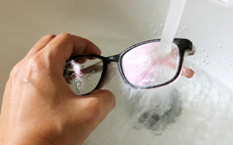 Rửa lại kính với nước sạch