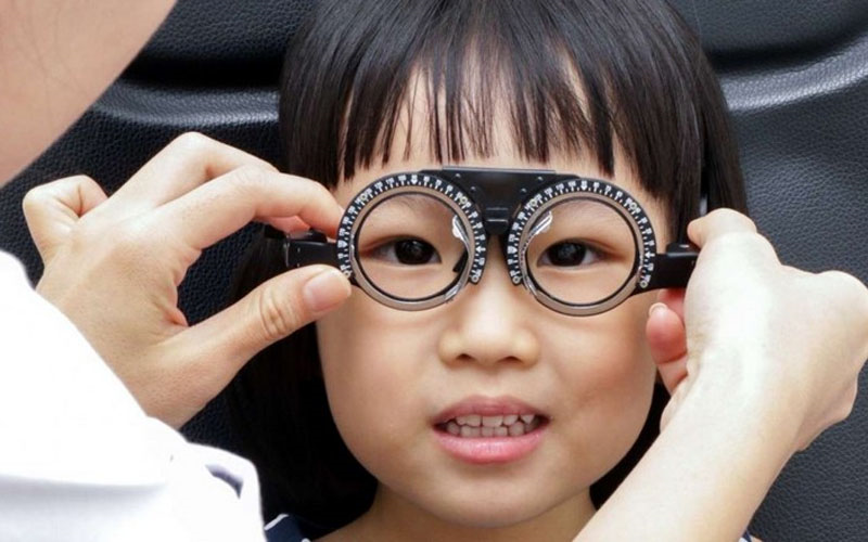 Cần đeo kính khi bị cận để hỗ trợ và bảo vệ đôi mắt