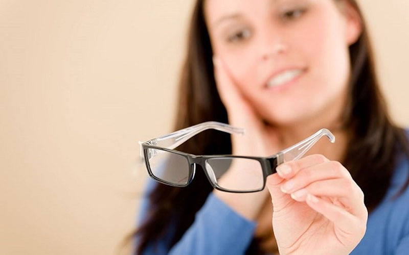Đeo kính cận có bị lồi mắt không? Nguyên nhân và cách khắc phục là gì?