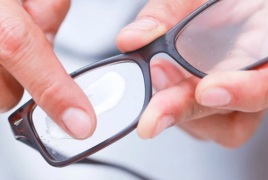 5 cách hiệu quả nhất làm mờ vết xước trên mắt kính