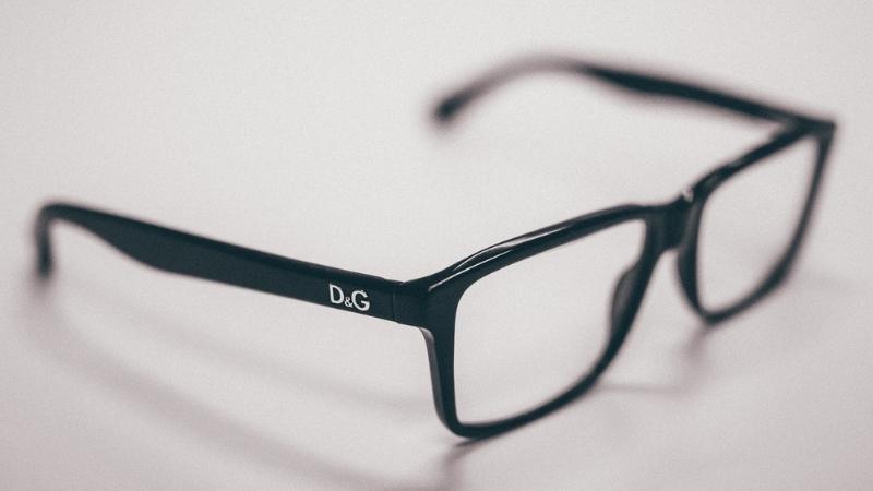 Khu&ocirc;n mặt tam gi&aacute;c n&ecirc;n chọn k&iacute;nh c&oacute; gọng lớn, mắt k&iacute;nh vu&ocirc;ng