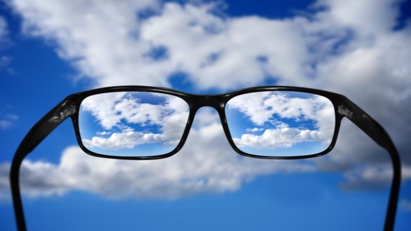 Lựa chọn k&iacute;nh khung vu&ocirc;ng hoặc h&igrave;nh chữ nhật cho mặt h&igrave;nh tr&ograve;n